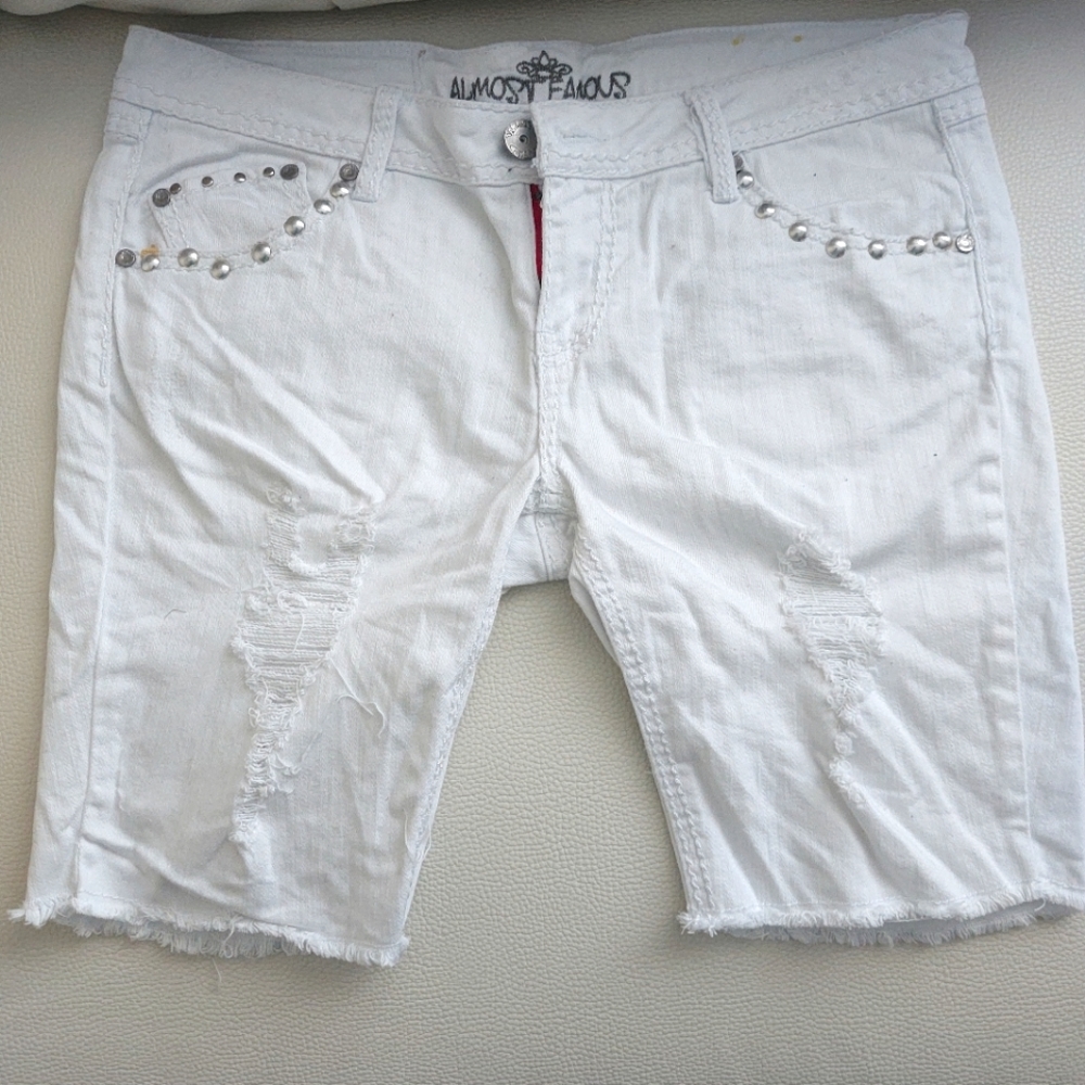 Rue 21 White Bermuda Shorts SZ 11